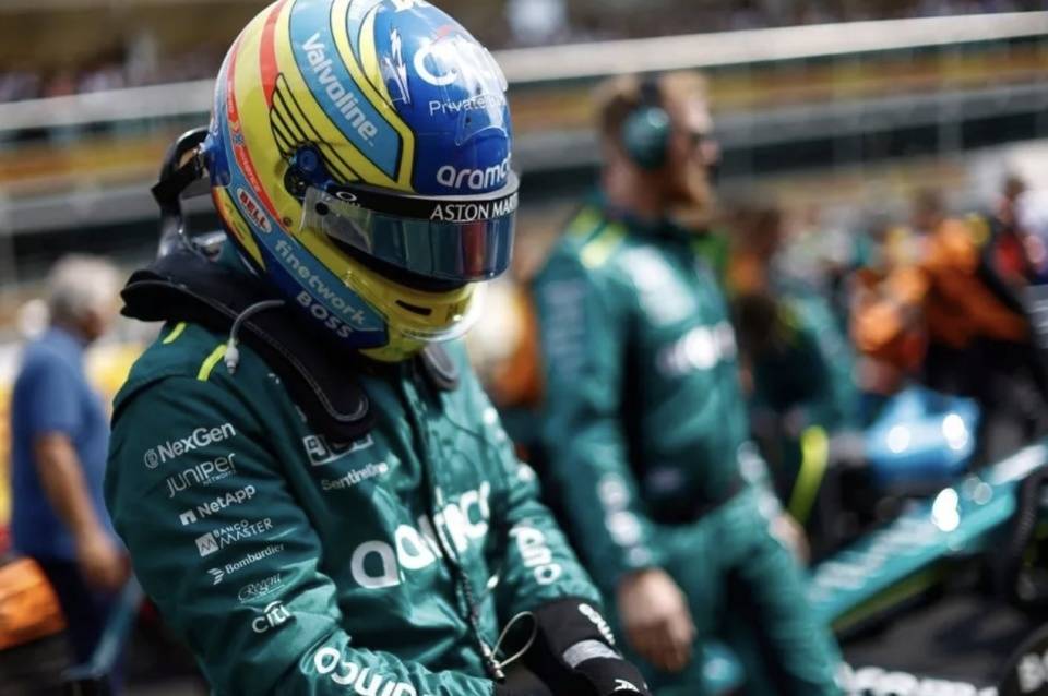 阿斯顿马丁绝杀哈斯车队，塞恩斯统治全场